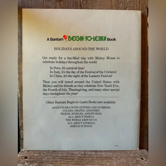 DISNEY Vintage 1986 Holidays Around the World Paperback Children’s Book - Picture 2 of 16